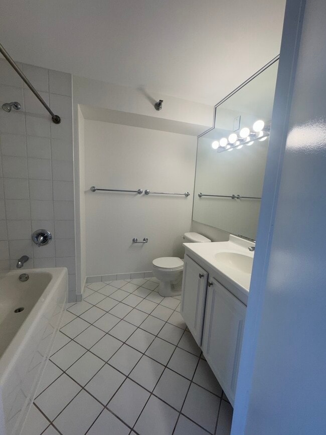 Building Photo - 345 N La Salle Dr