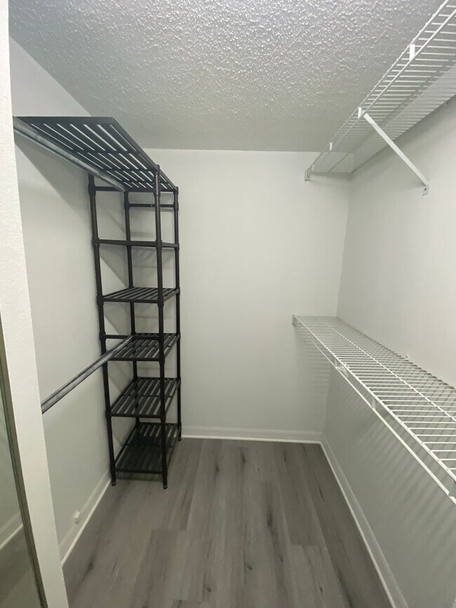 Building Photo - Great 3 Bedroom, 2 Bathroom condo in the V...
