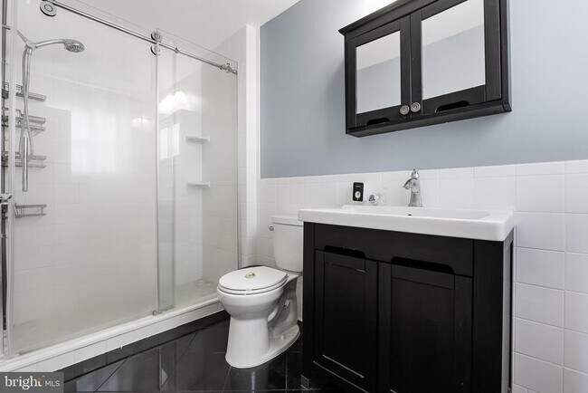 Building Photo - 18 Lakeview Dr