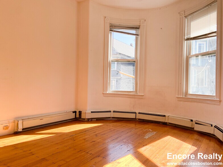 Building Photo - 13 Sachem St