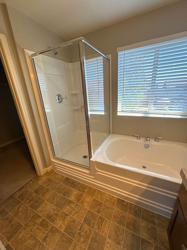Building Photo - Beautiful 3 bedroom with bonus loft area i...
