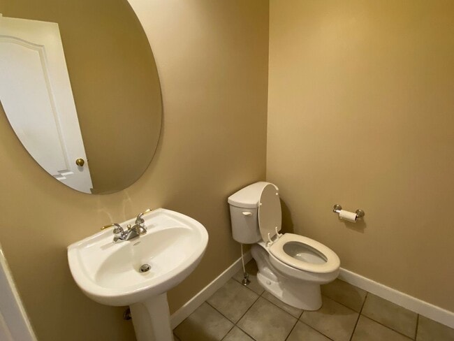 Building Photo - Half Price 1st Month! Beautiful 4 Bedroom 3.5 Bathroom Town Home In Logan