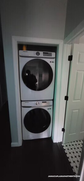 Building Photo - 11 Priesing St