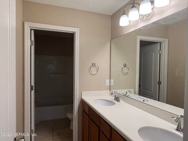 Building Photo - 753 Briar View Dr