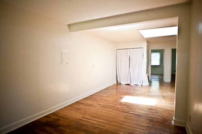 Building Photo - Walk or Ride to UNC Hospital from this 2 bedroom condo