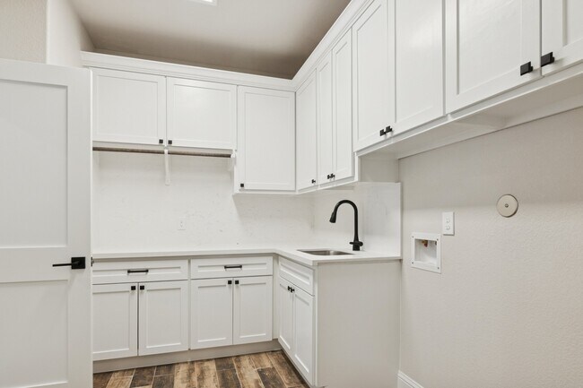 Building Photo - 1610 Newgulf Dr