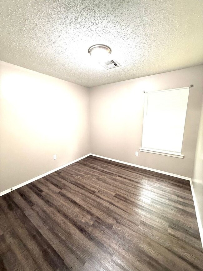 Building Photo - ** 4 Bed 2 Bath located off Wares Ferry Road **Call 334-366-9198 to schedule a self-showing