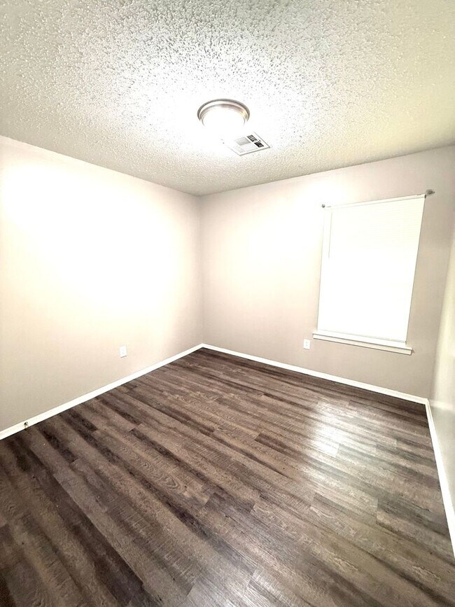Building Photo - 5712 Roxboro Dr