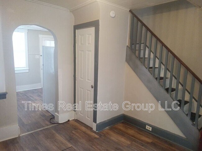 Building Photo - 206 W Railroad St