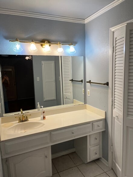 Building Photo - 2304 Canyon Valley Trl