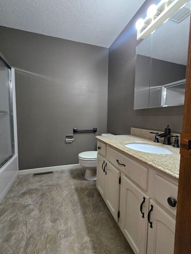 Building Photo - Spacious 3 Bedroom 2 Bath Home