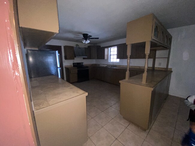 Building Photo - 613 E Expressway 83