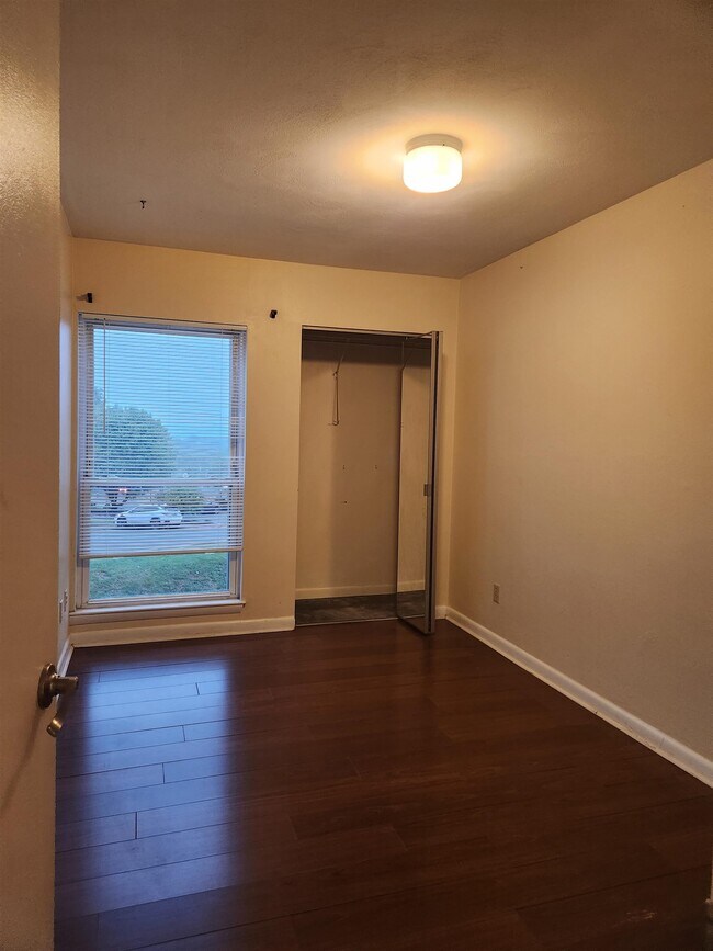 Building Photo - 1394 Bradley Dr