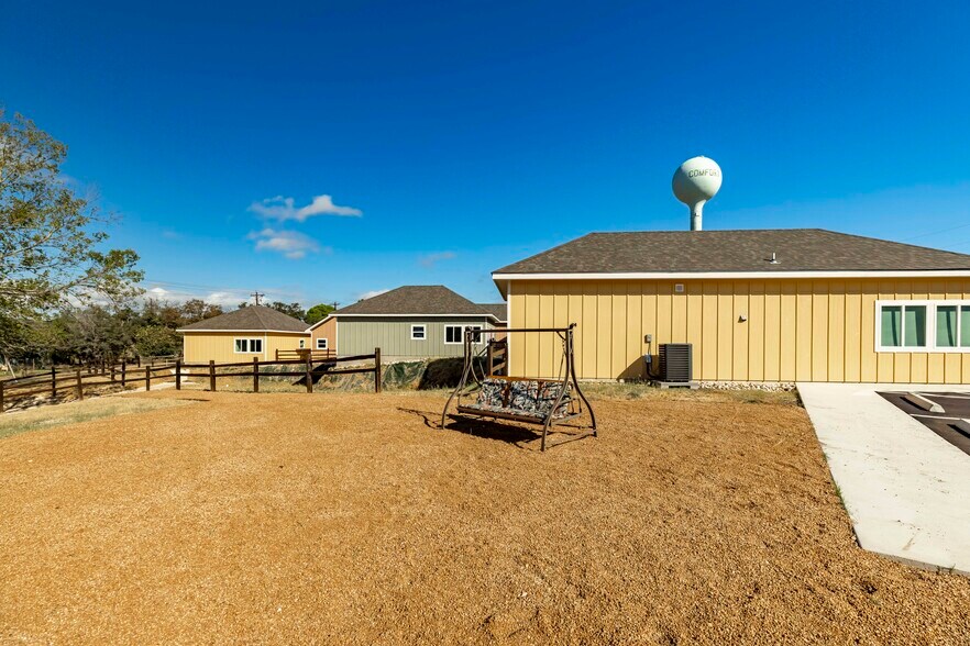 Building Photo - 705 Fifth St