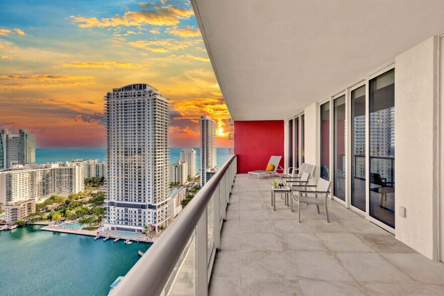Building Photo - 2602 E Hallandale Beach Blvd