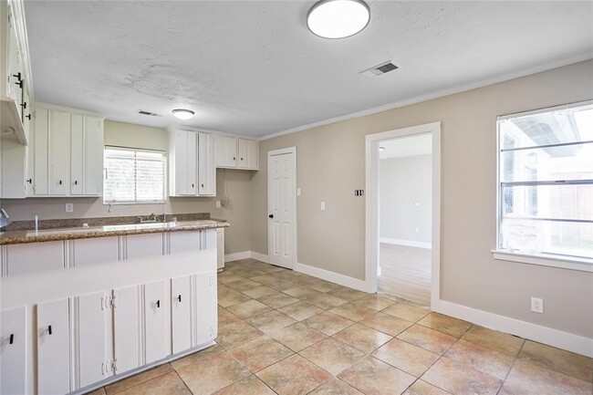 Building Photo - 4426 Oakside Dr