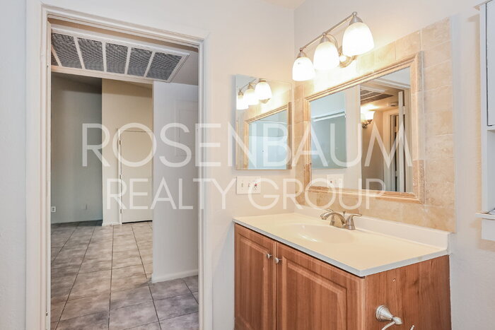 Building Photo - 465 W Ivyglen St