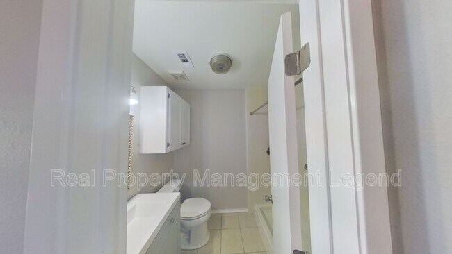 Building Photo - 701 S Valentine Dr
