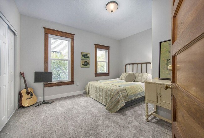 Building Photo - 25 E 16th St