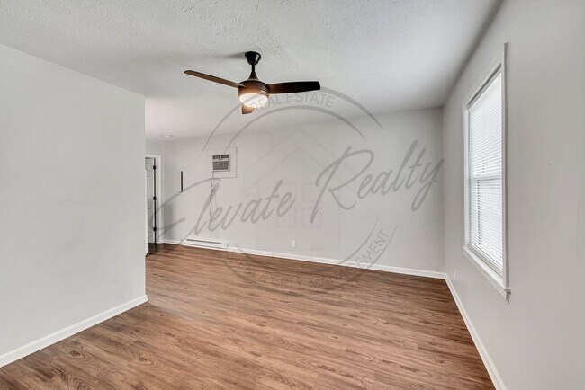 Building Photo - Spring Special (1/2 OFF 1st Month Rent): First Floor One Bedroom Updated Apartment with Laundry H...