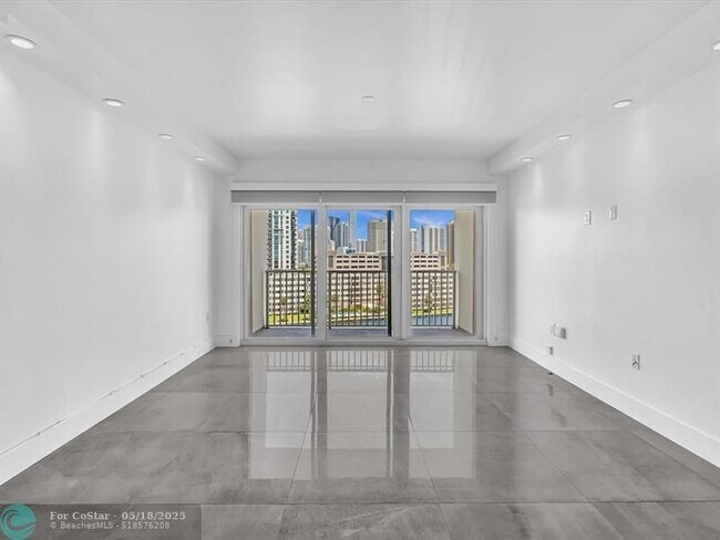 Building Photo - 300 Bayview Dr