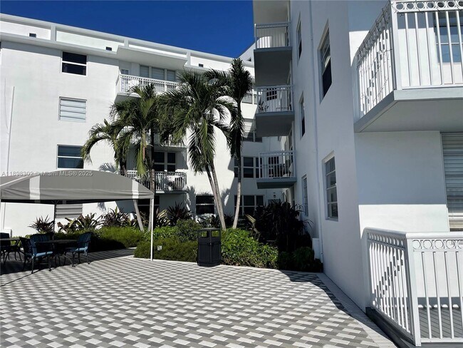 Building Photo - 1913 S Ocean Dr