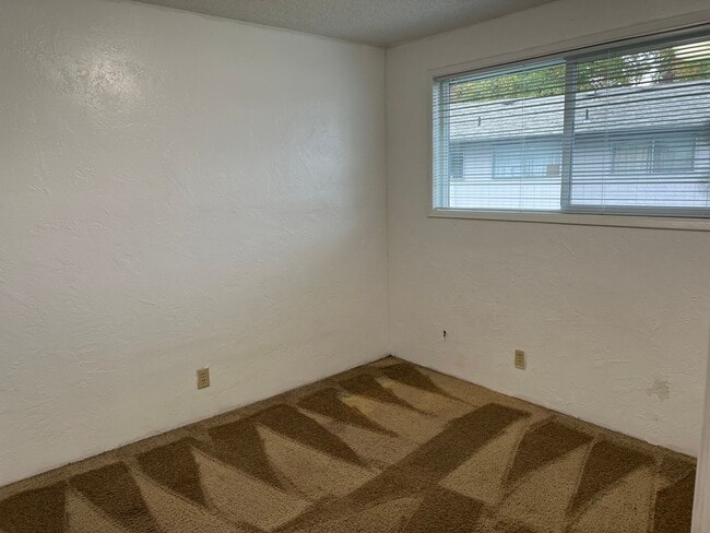 Building Photo - 2 bed 1 1/2 bath duplex in Springfield!