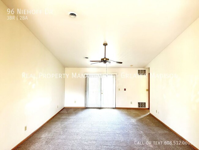 Building Photo - Large 3 bedroom with 2 full baths and an a...