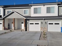 Building Photo - 3-Bedroom, 2.5 Bath Townhome with Office S...