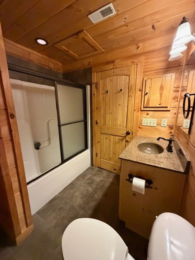 Building Photo - Sevierville 37876 - 3 bedroom, 3.5 Bath, 2486 sq. ft. Cabin and a 672 sq. ft. Studio above garage...