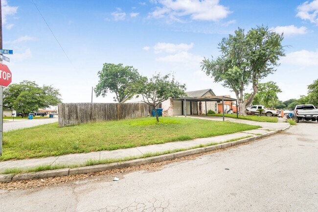Building Photo - 5003 Starfire St