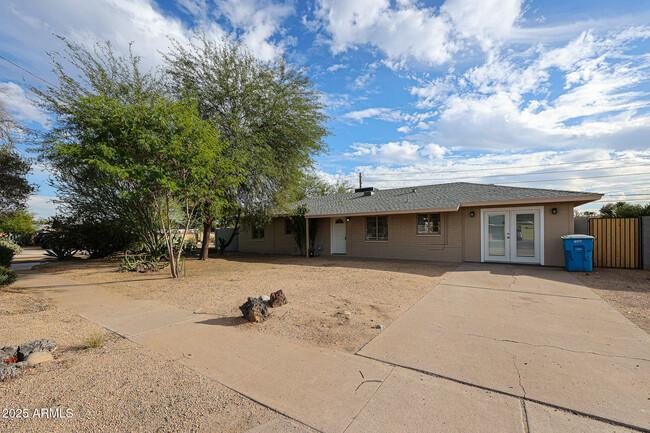 Primary Photo - 2301 W Osborn Rd