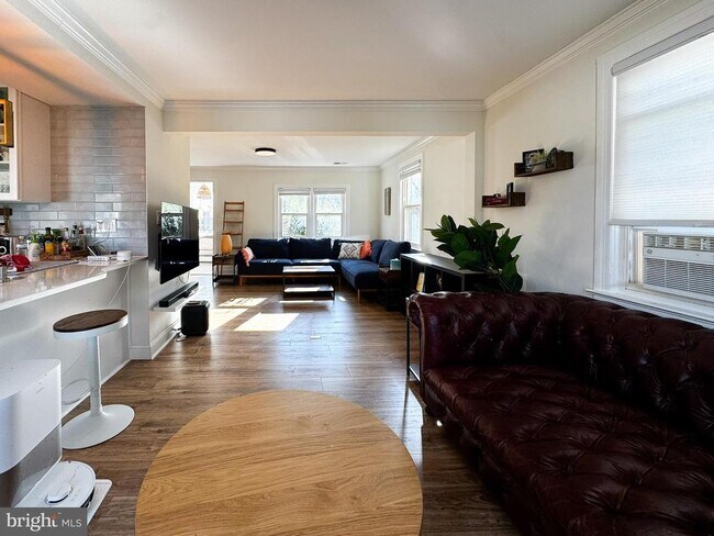 Building Photo - 10712 Warwick Ave