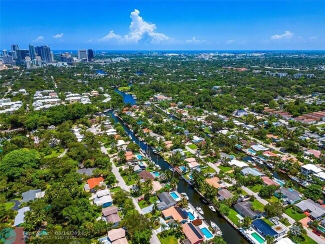 Building Photo - 1704 SW 4th Ct