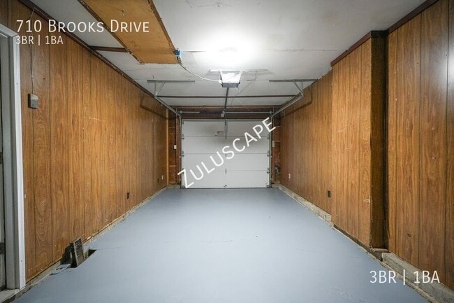 Building Photo - 710 Brooks Dr