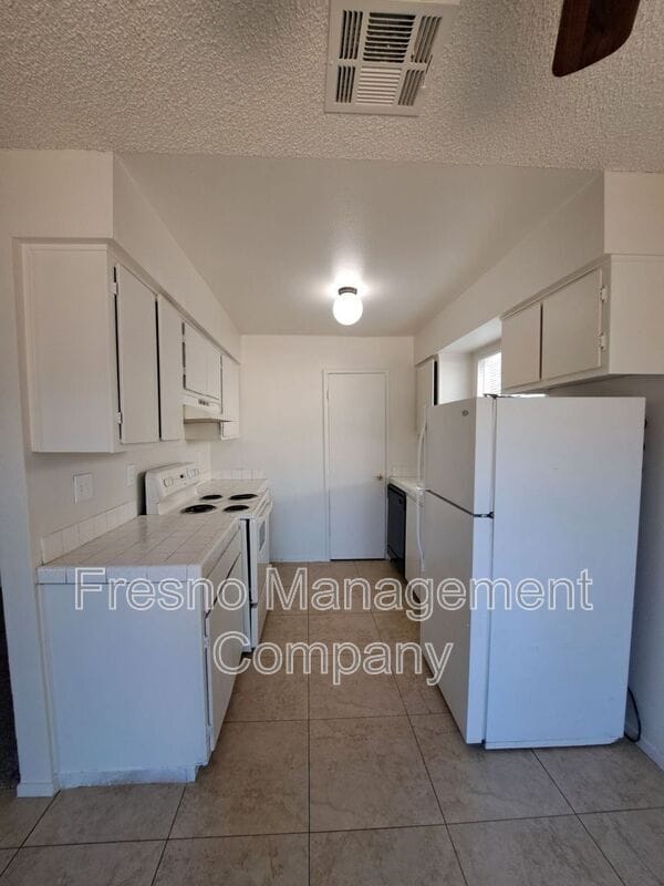 Primary Photo - 3037 W Pontiac Way