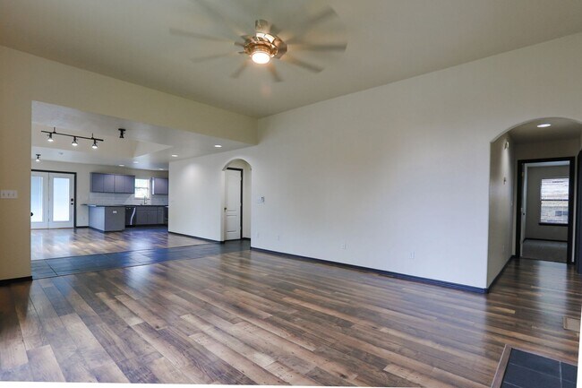 Building Photo - Modern 3BR/2BA Home in Jenks School Distri...