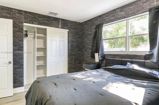 Building Photo - 1200 NW 18th Ct