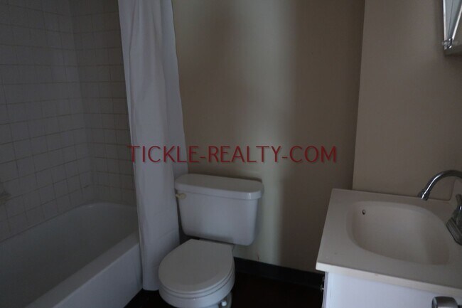 Primary Photo - 164-166-166 Meigs St