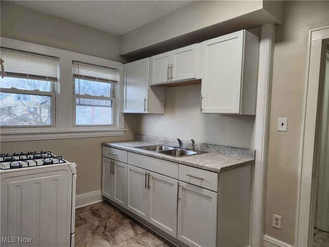 Building Photo - 529 E Cuyahoga Falls Ave