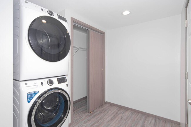 Building Photo - **Coming Soon** Fully Renovated small cozy 2 Bed 1 Bath Guest Cottage with complete updates LOOK