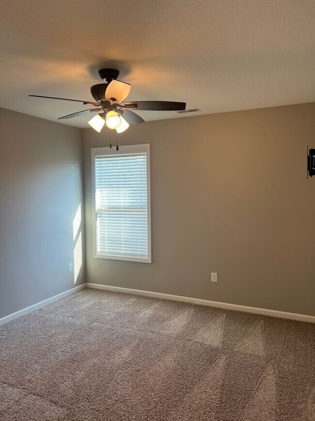 Building Photo - 400 Redwood Dr