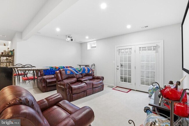 Building Photo - 6702 Savannah Dr