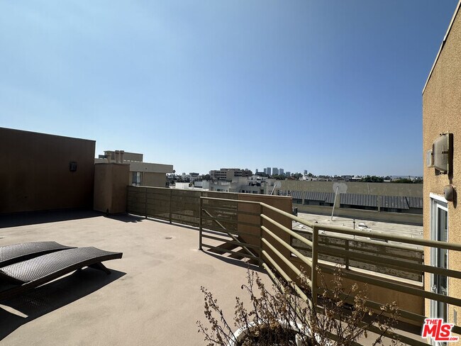 Building Photo - 8614 Burton Wy