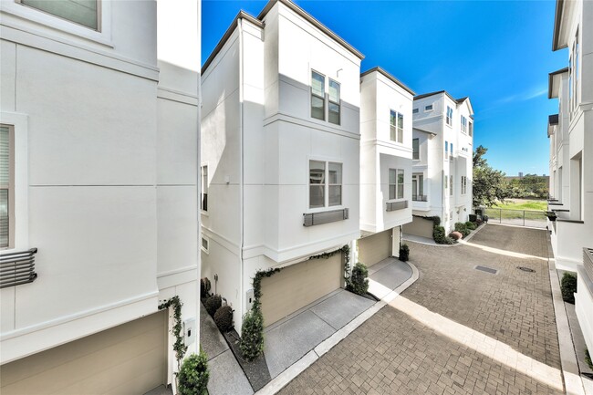 Building Photo - 5451 Larkin St