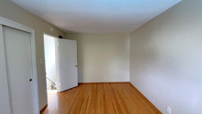 Building Photo - Nice 4 bedroom 2 bathroom home with sparkl...