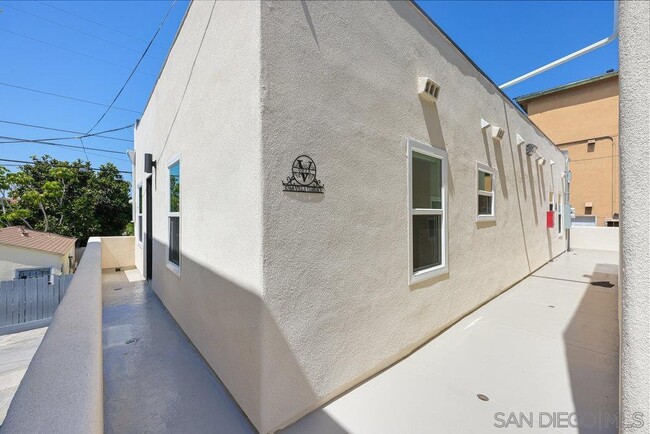 Building Photo - 3764 Villa Terrace