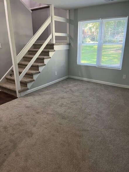 Building Photo - 128 Rainbow Ct