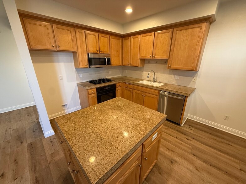 Building Photo - 7132 Farralone Ave