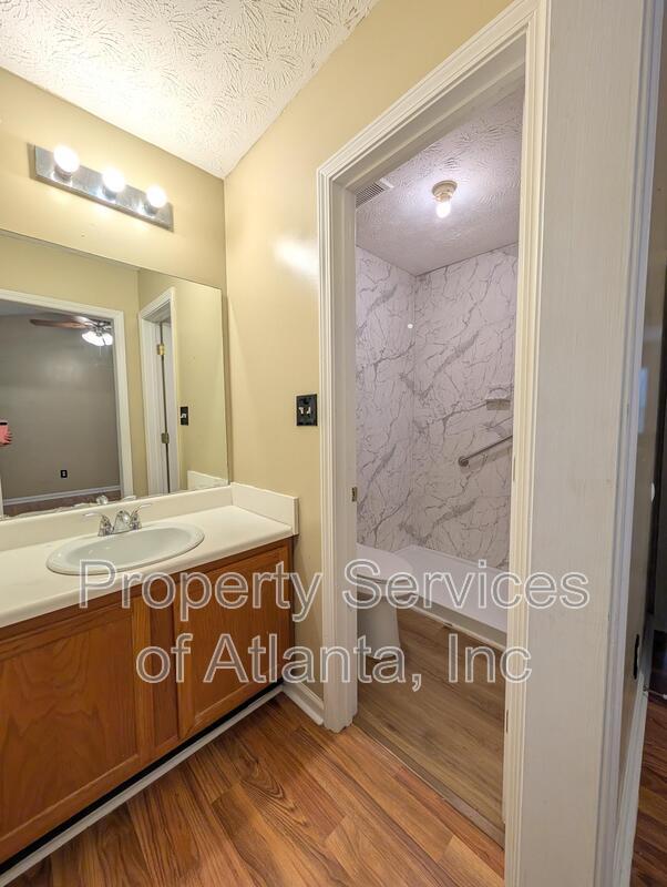 Building Photo - 314 Country Club Dr